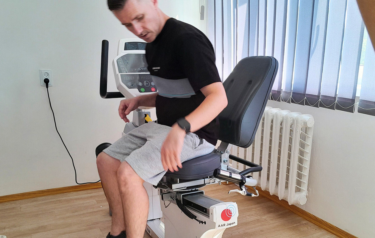 リハビリバイクを使う男性