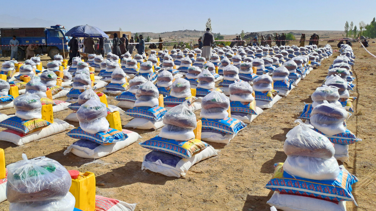 整然と並ぶ配付物資