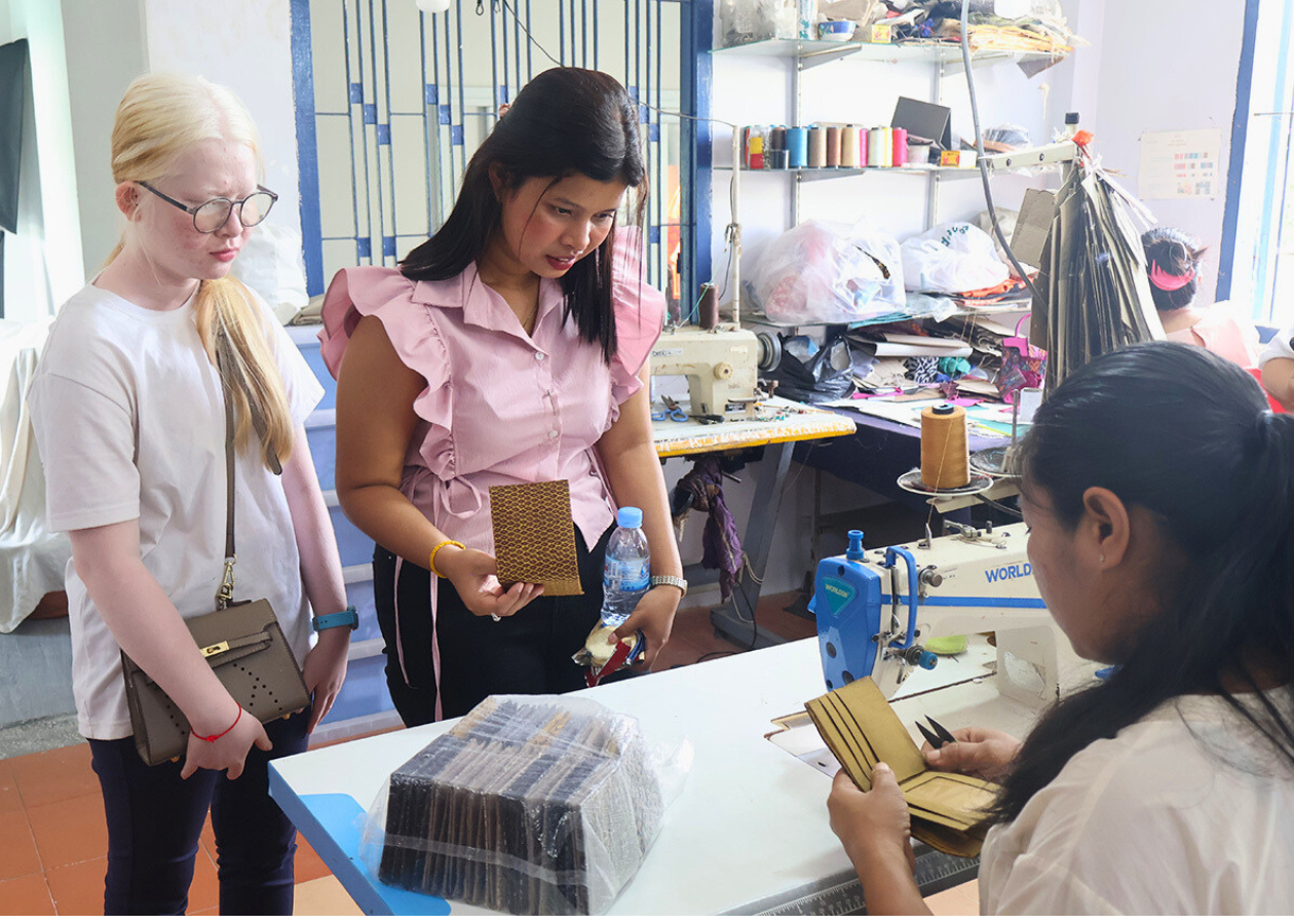 見学するWDC訓練生2名