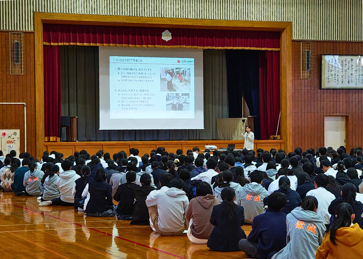 体育館での講演の様子