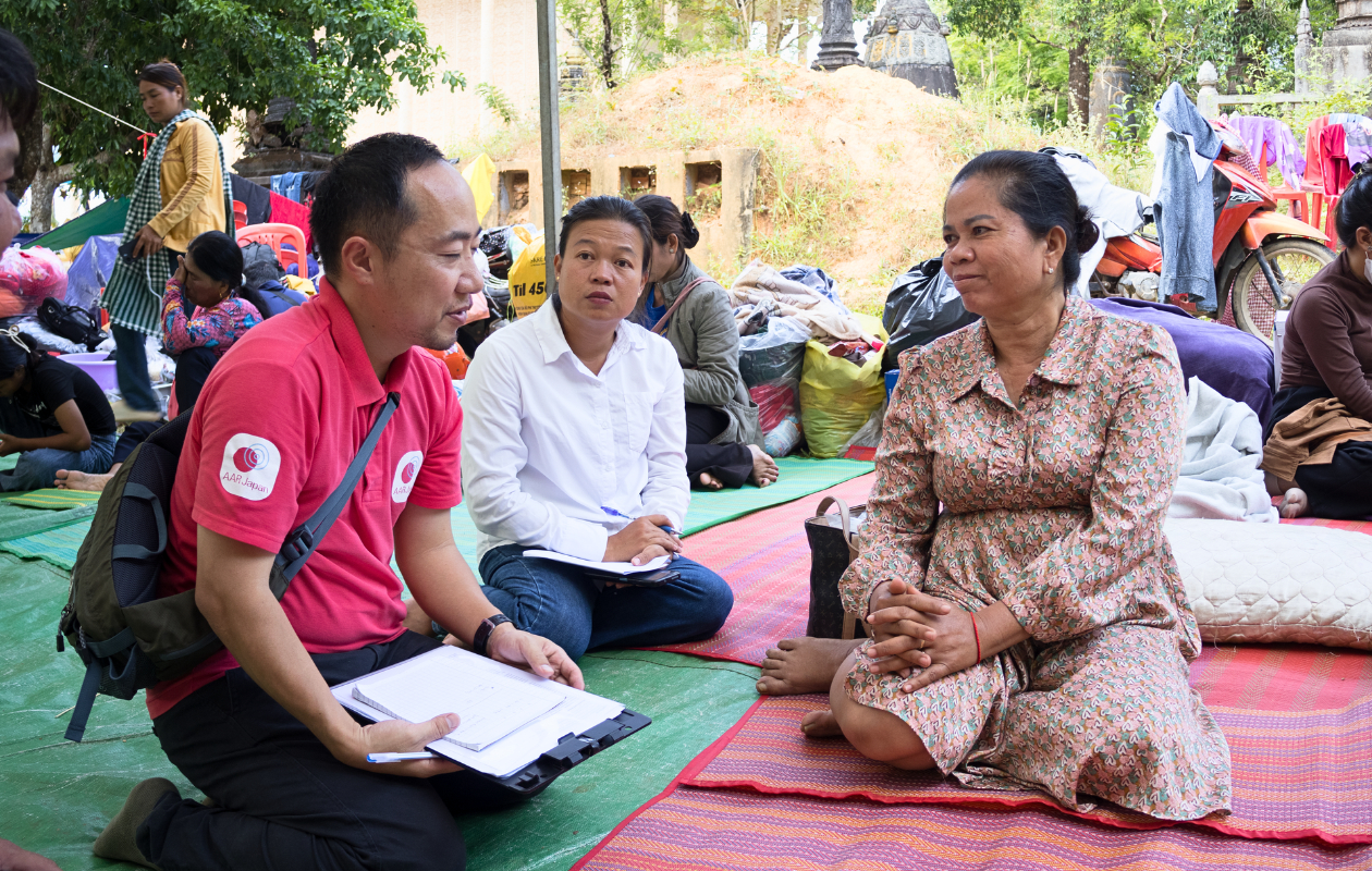 被災者にインタビューするAAR大室