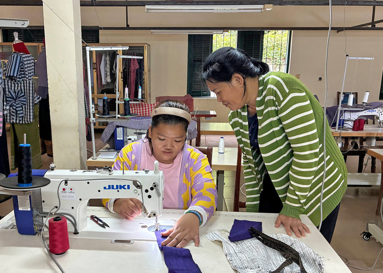 ミシンの練習をする様子