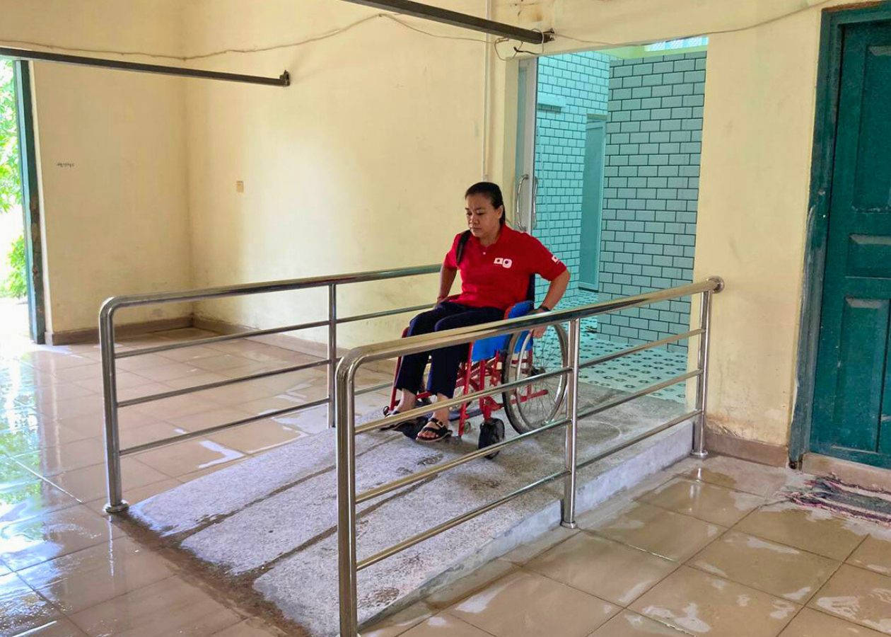 実際に車いすにのりスロープを確認しているAAR職員