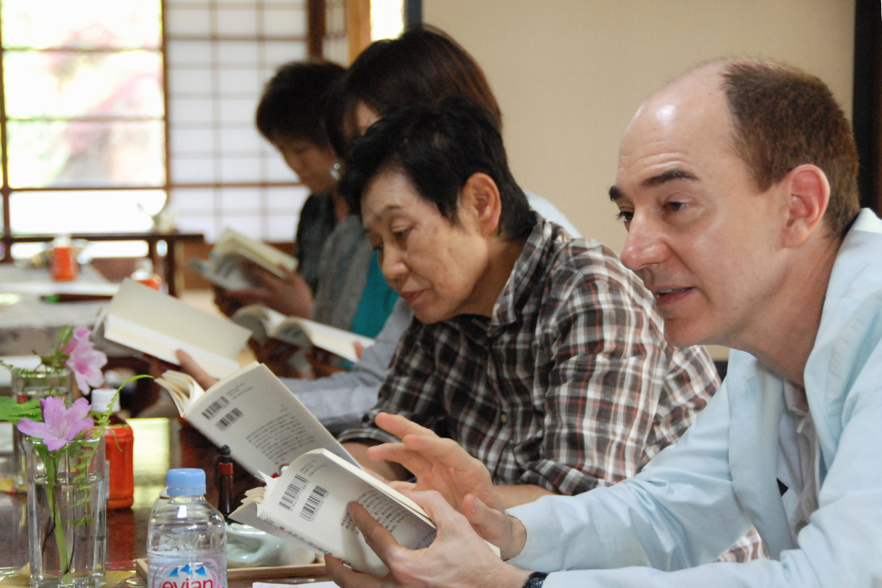 読書会に参加するキャンベルさん