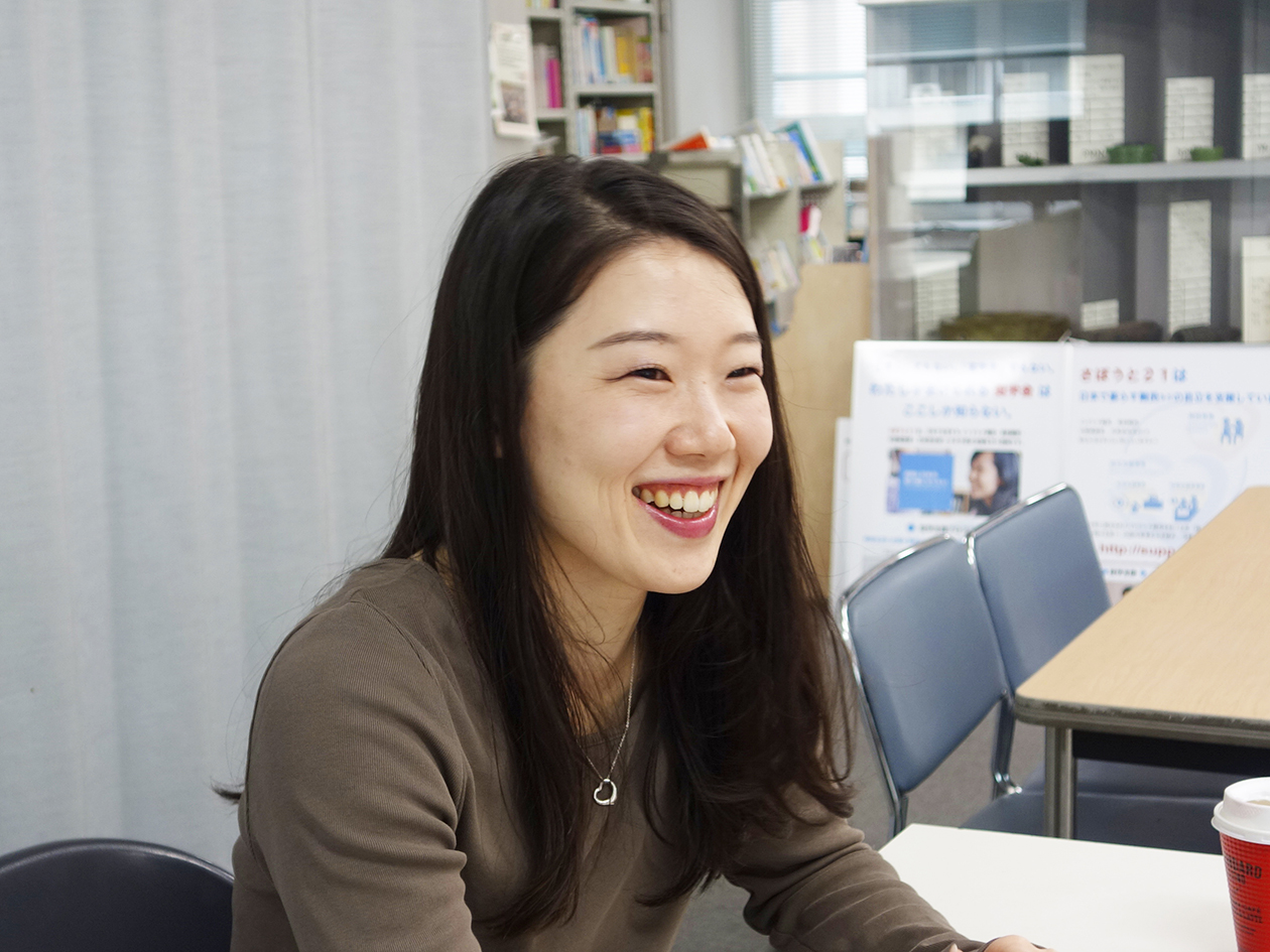 インタビューを受ける竹居