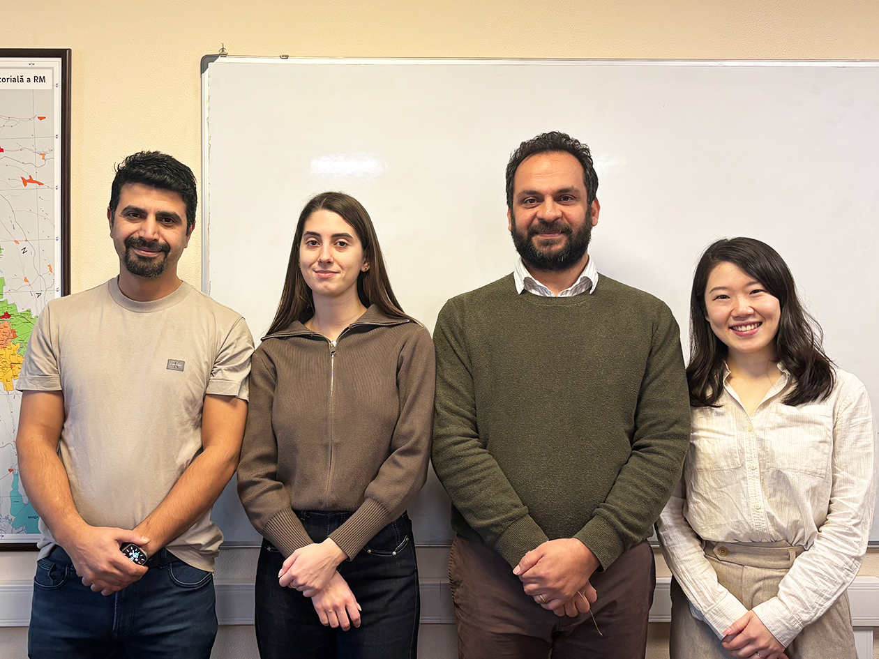 スタッフ4人の集合写真