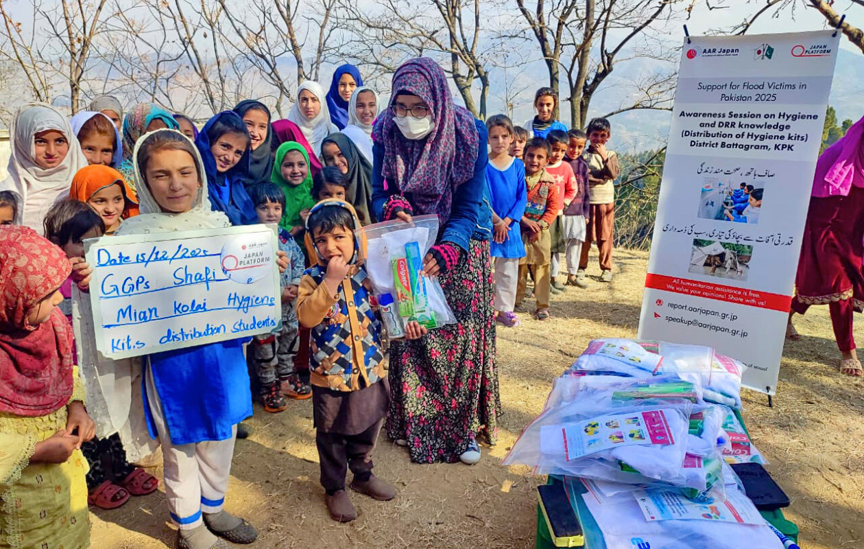 支援物資を受け取る子ども