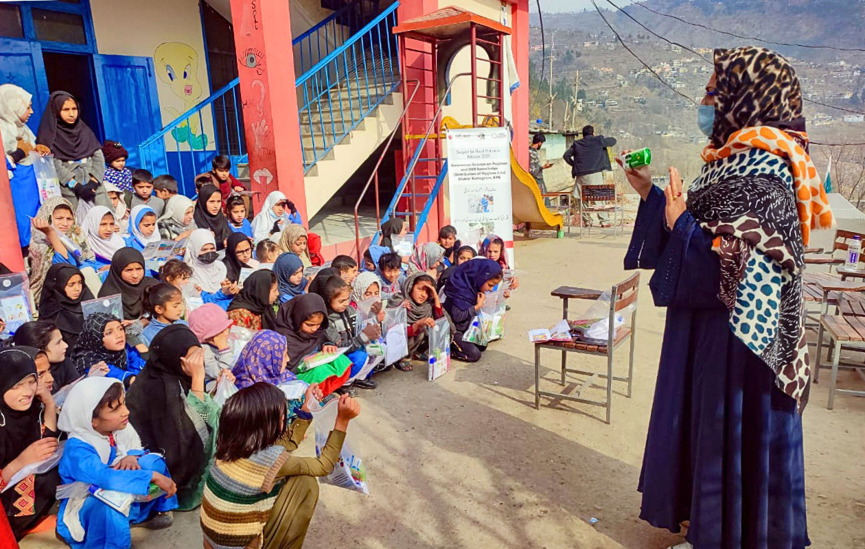 啓発授業を受ける大勢の子どもたち