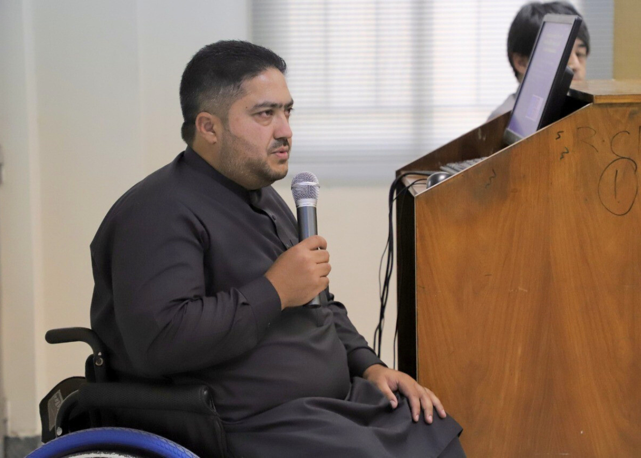 学会発表中のムザンミール職員