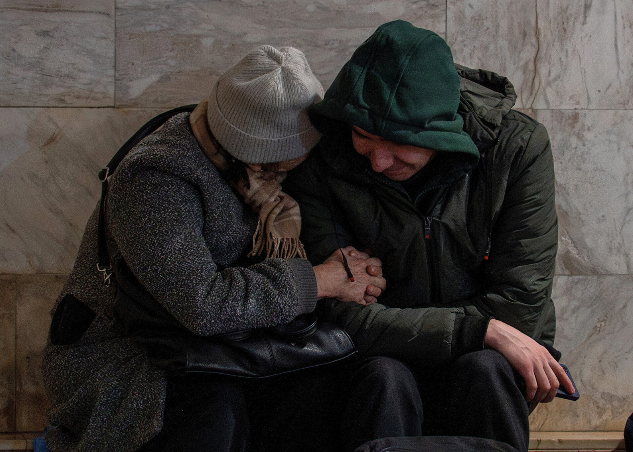 寒そうに寄り添う男女の写真