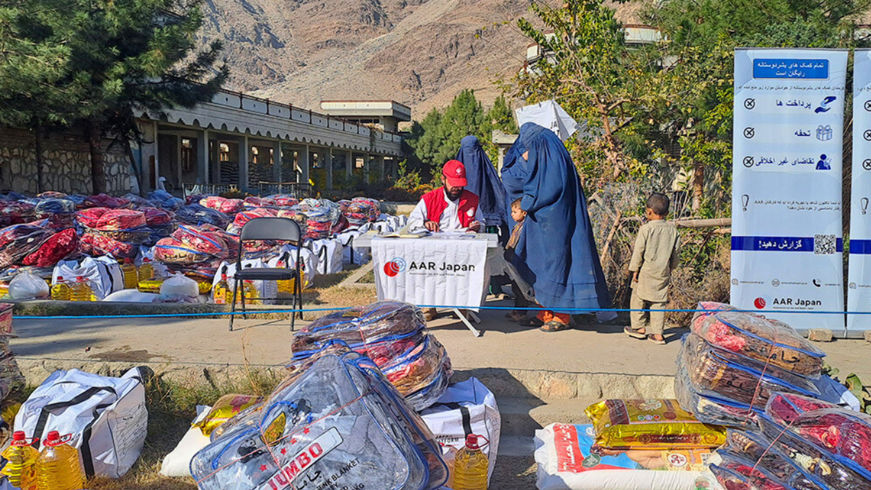 大量の物資が並ぶ配付会場