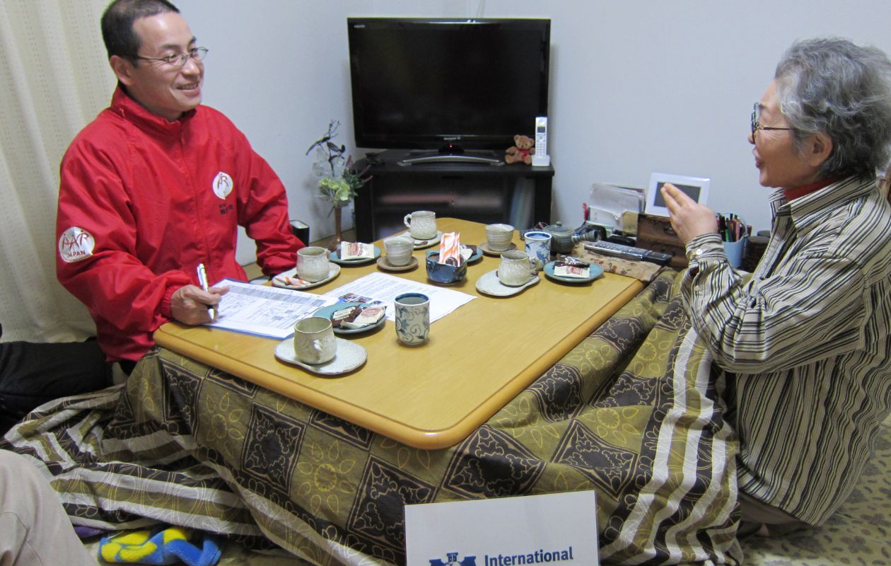 向かい合って談笑する女性とAARスタッフ(直江さん)