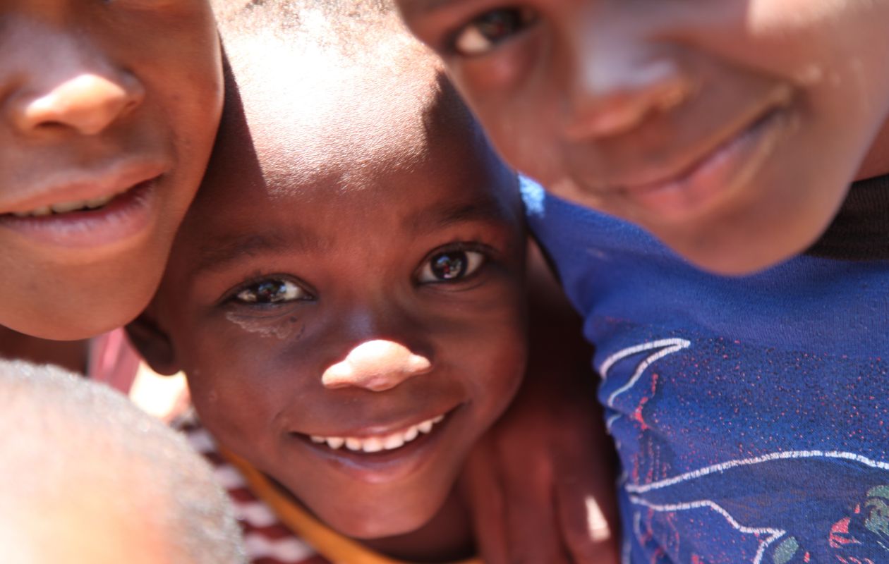 カメラを向いて笑う子ども