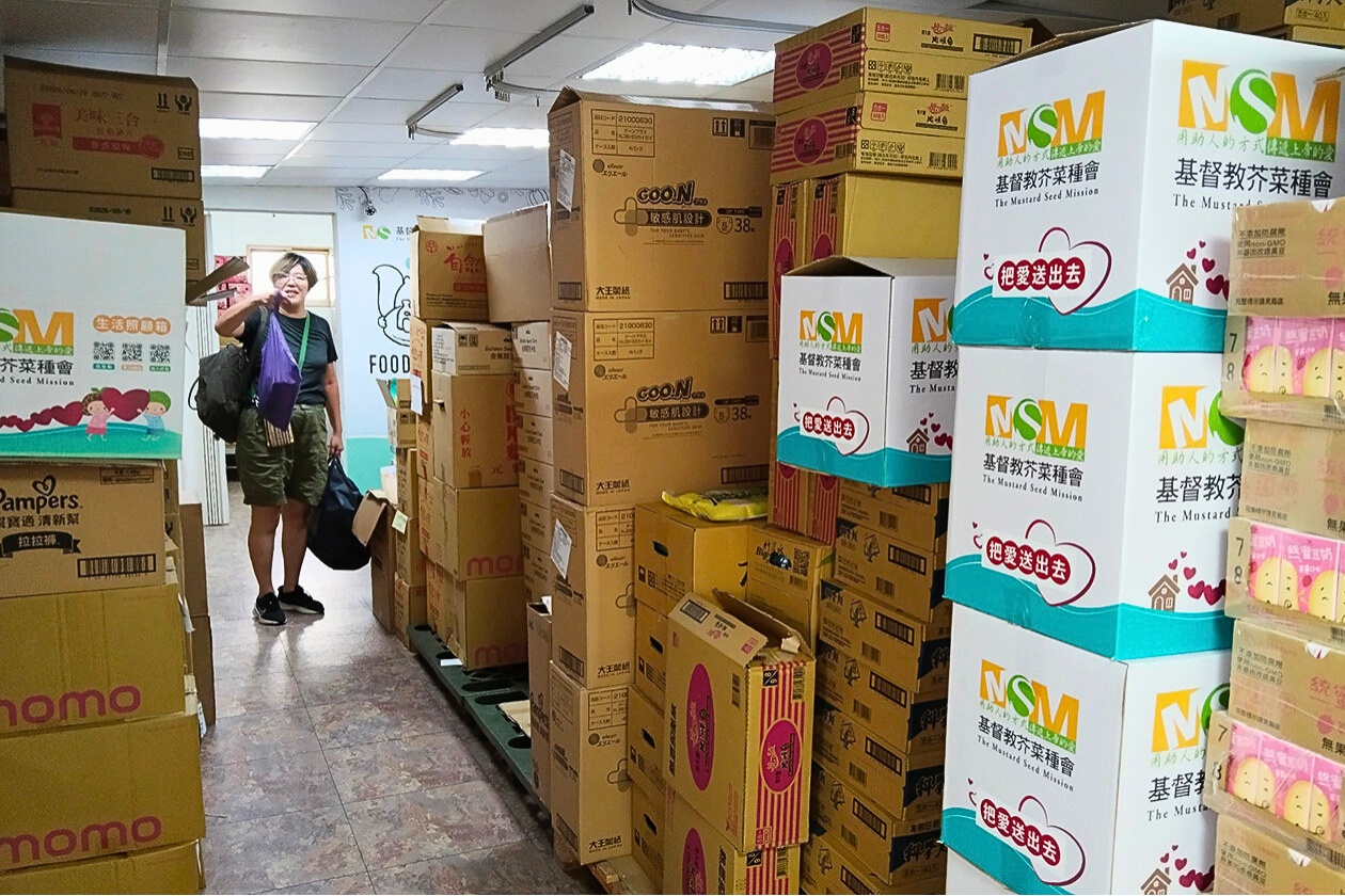 部屋全体に天井まで積まれた支援物資