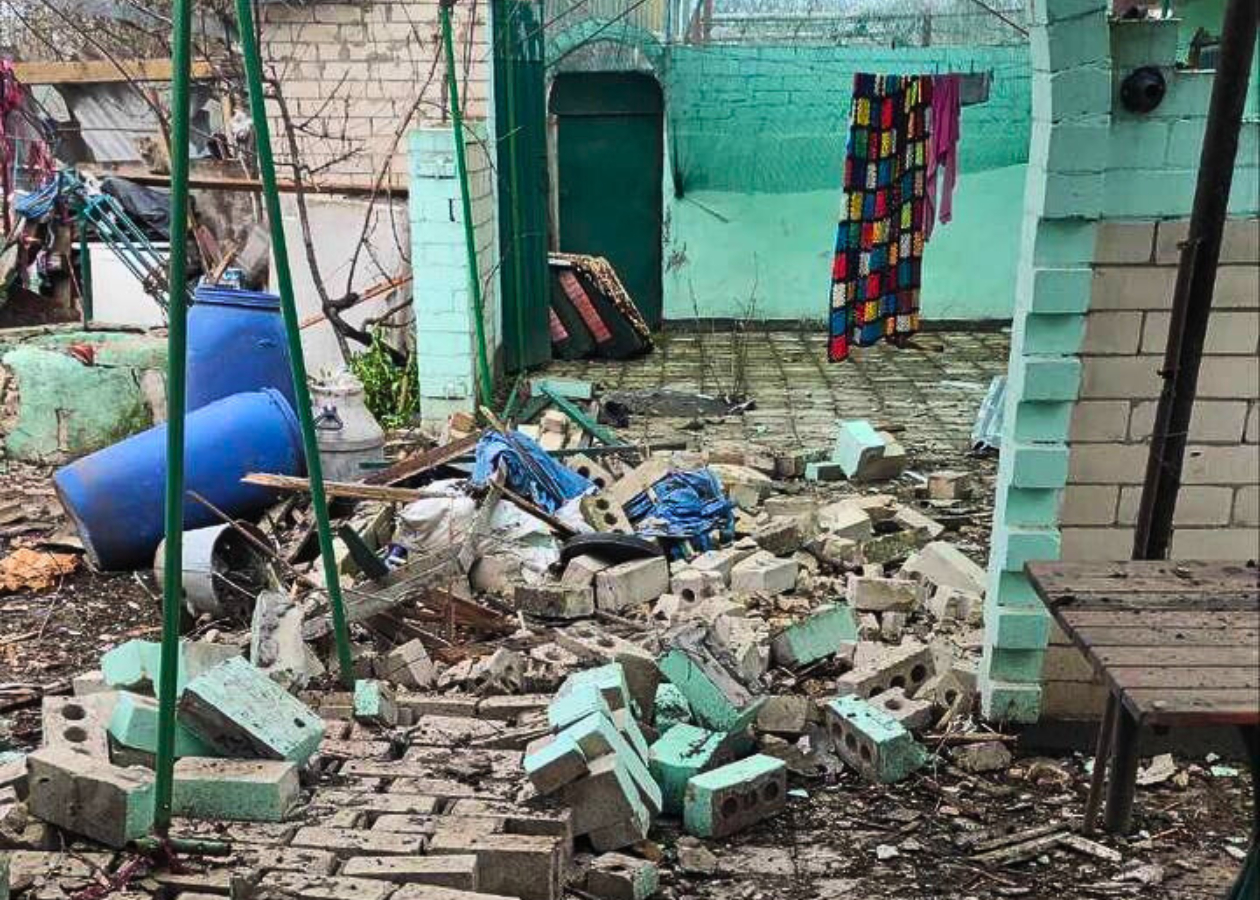 砲撃の影響でがれきが散らばっている