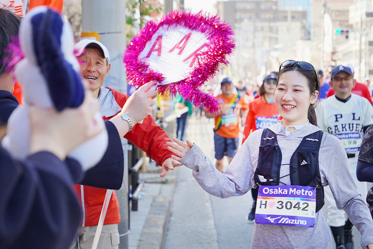 走るAAR桐生と応援するAAR唐澤