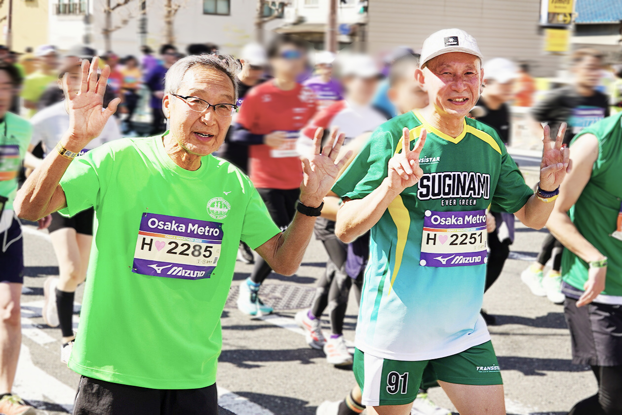 出走する支援者の田中さんと槌谷さん