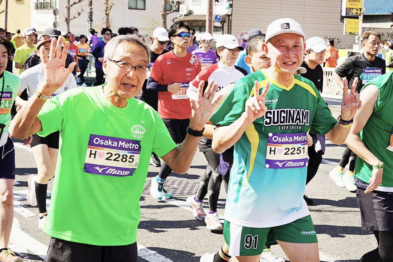 出走する支援者の田中さんと槌谷さん