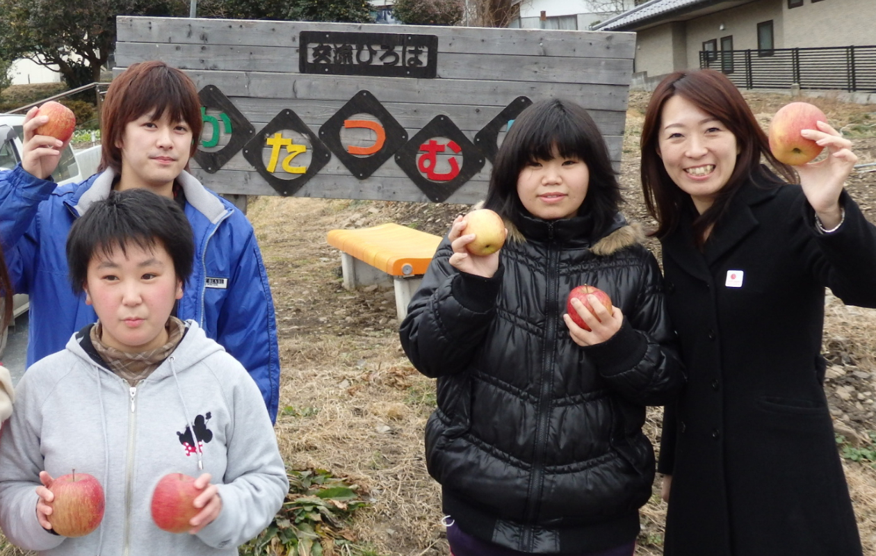 AARが支援をした施設の利用者、職員の皆さんとAARの坂瀬（加藤）