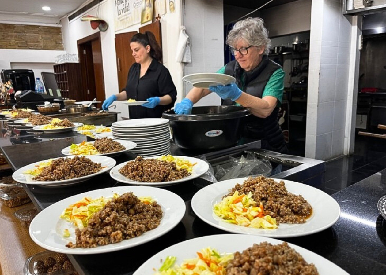 調理された食事が並んでいる