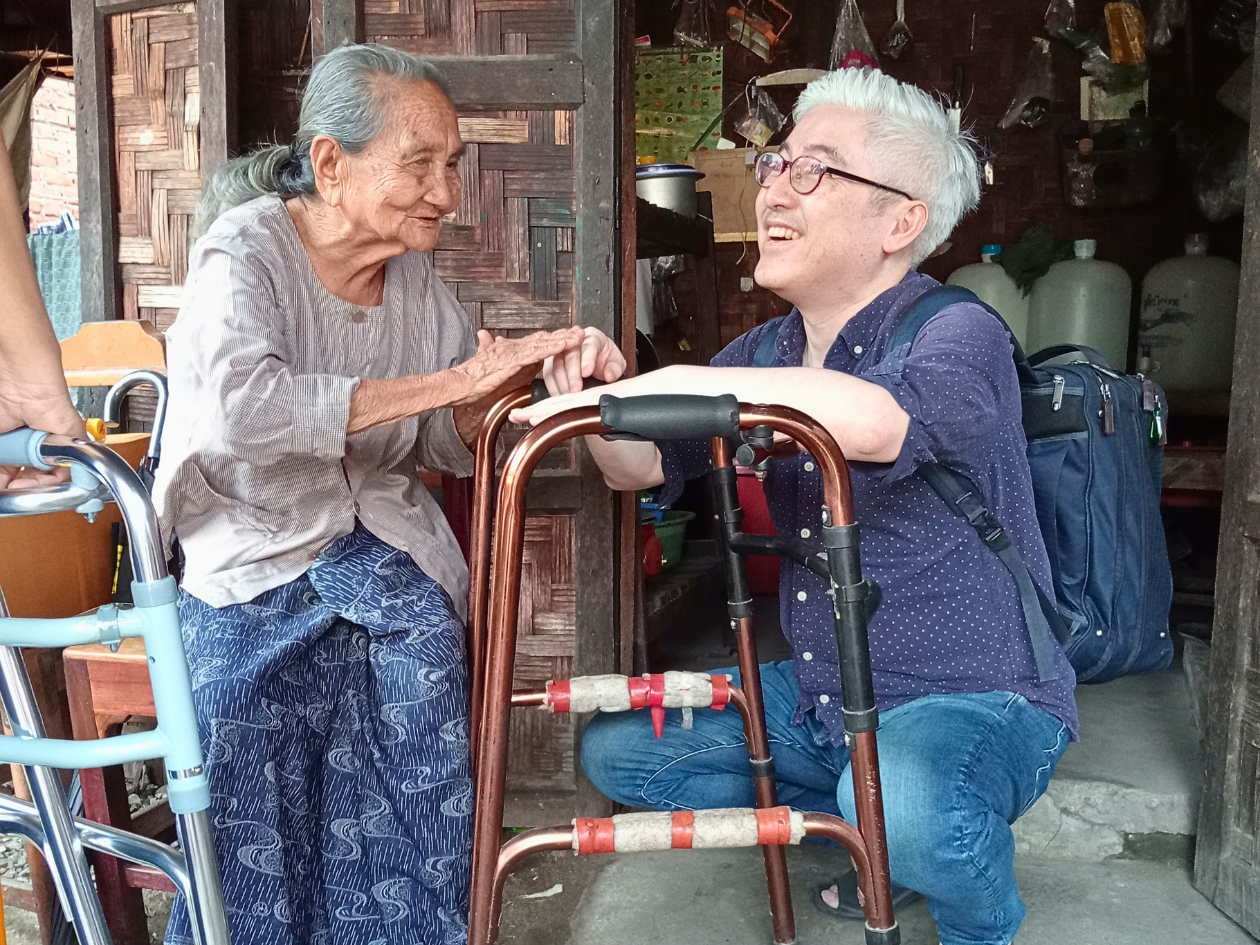 歩行器を挟みコミュニケーションを取る二人