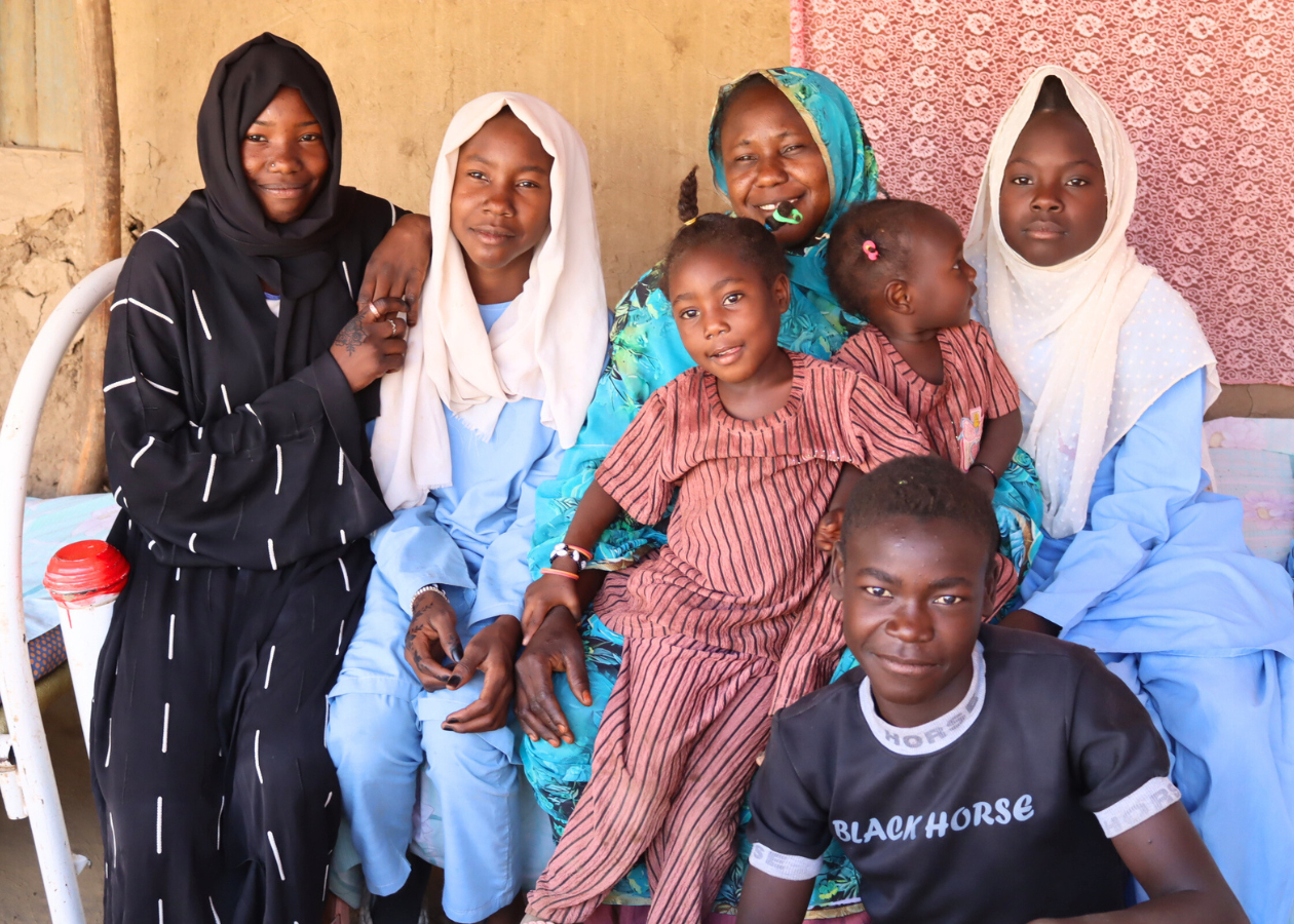 ファティマさんと家族6人の写真