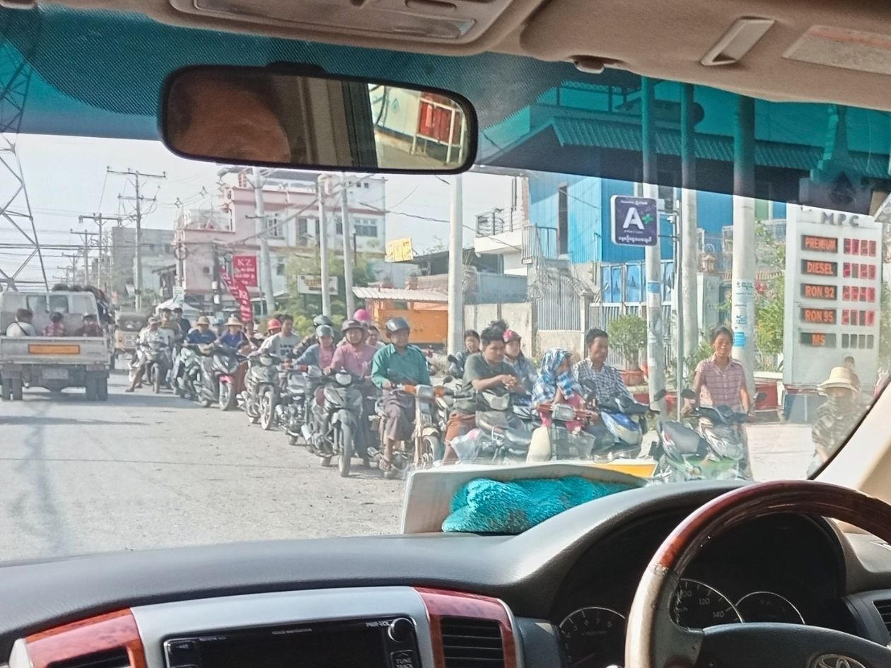 車窓から見えるバイクの列