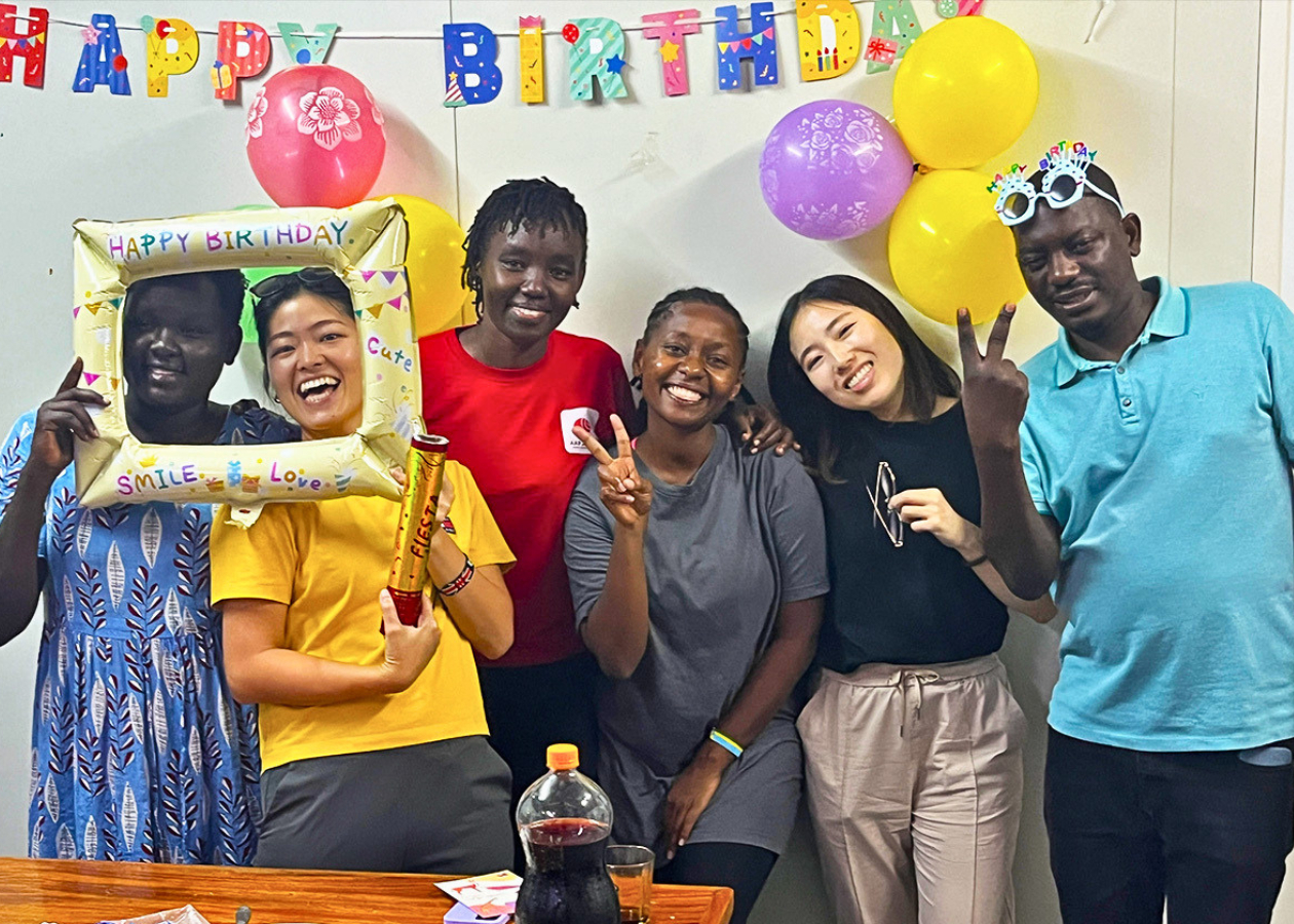 誕生会に集まった6名の写真