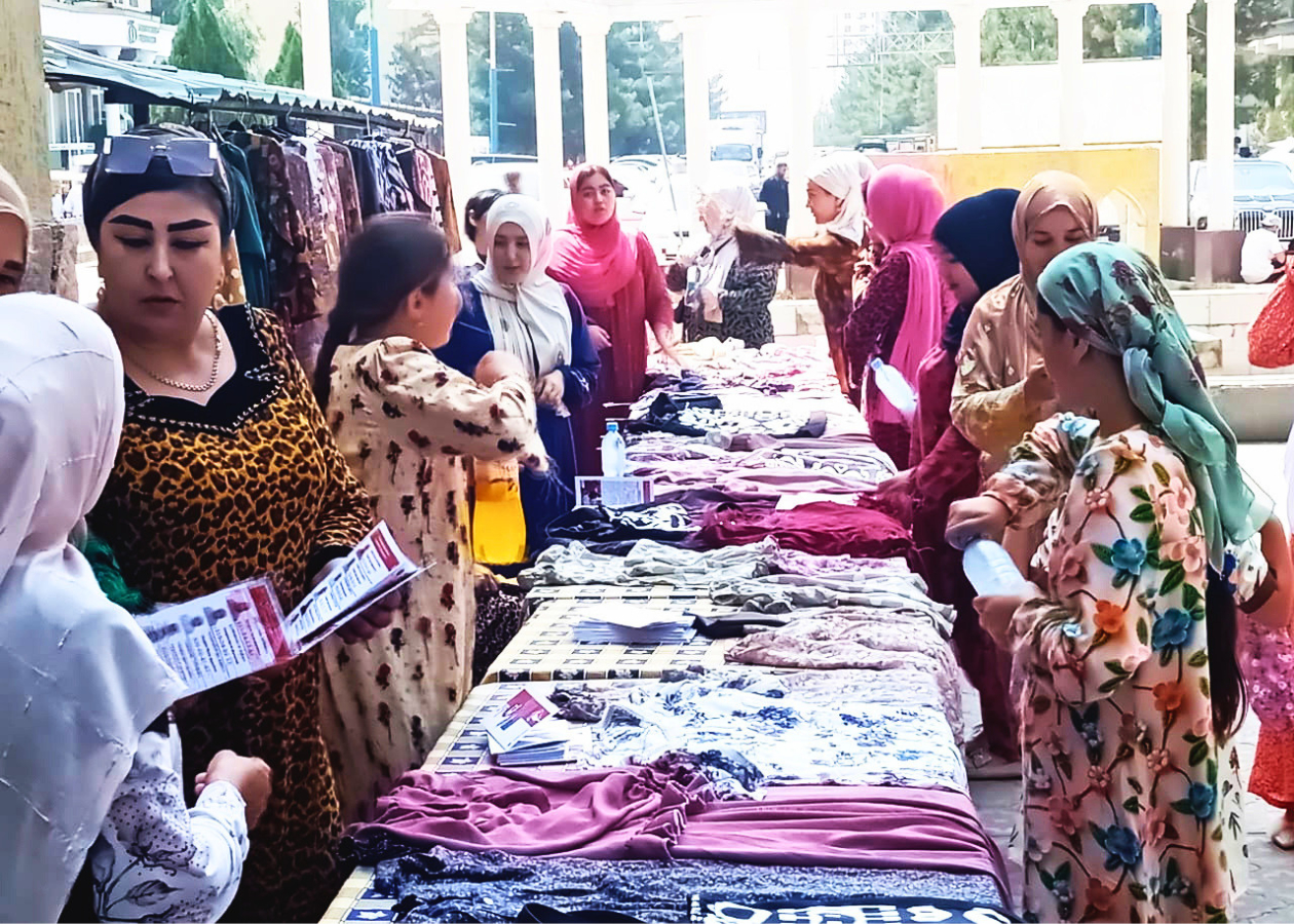 多くの人が集まる街頭販売会