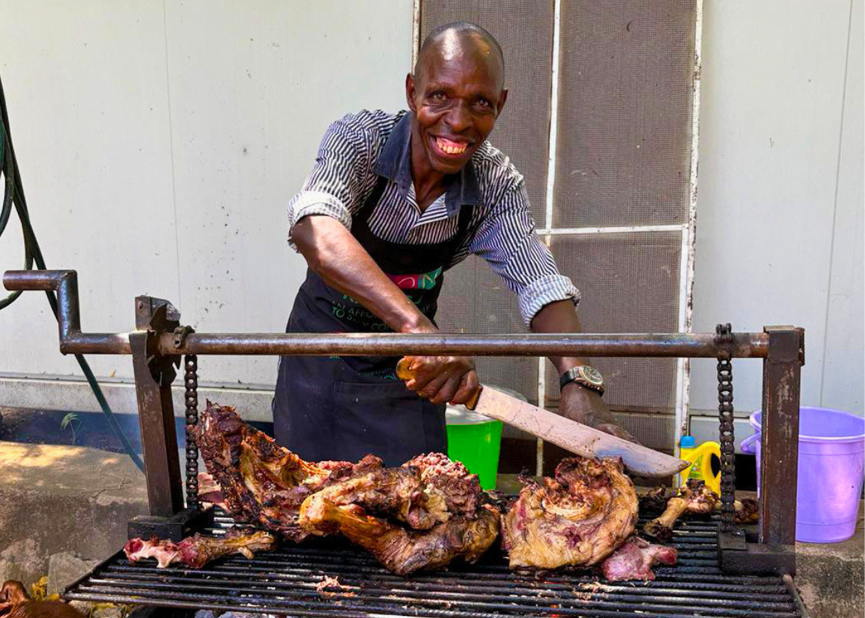 ヤギをグリルする男性の写真