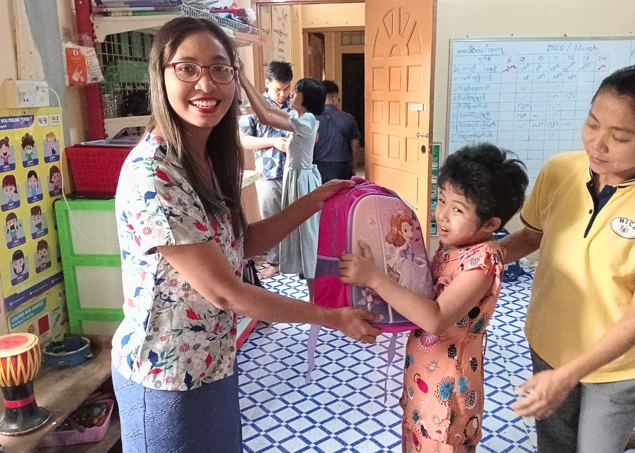 子どもたちに物資を手渡すAAR職員
