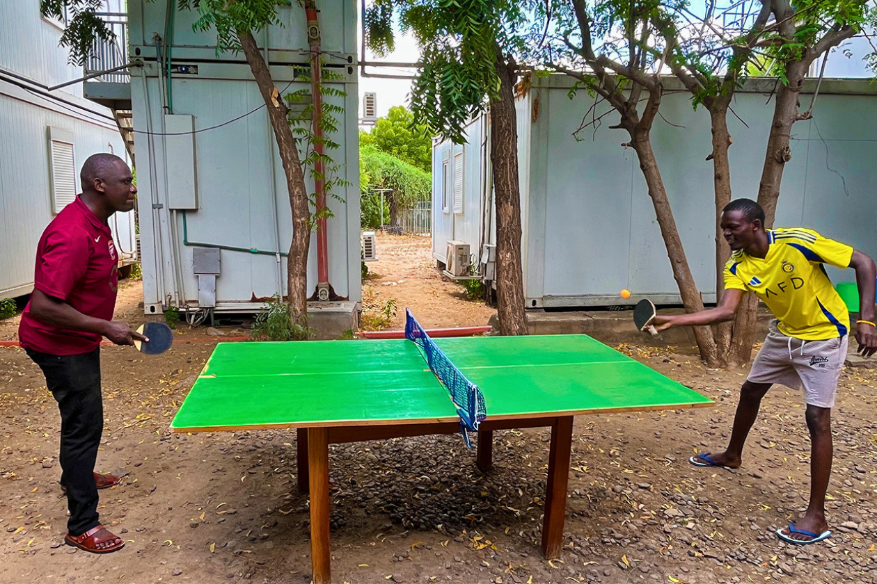 卓球に興じるスタッフ