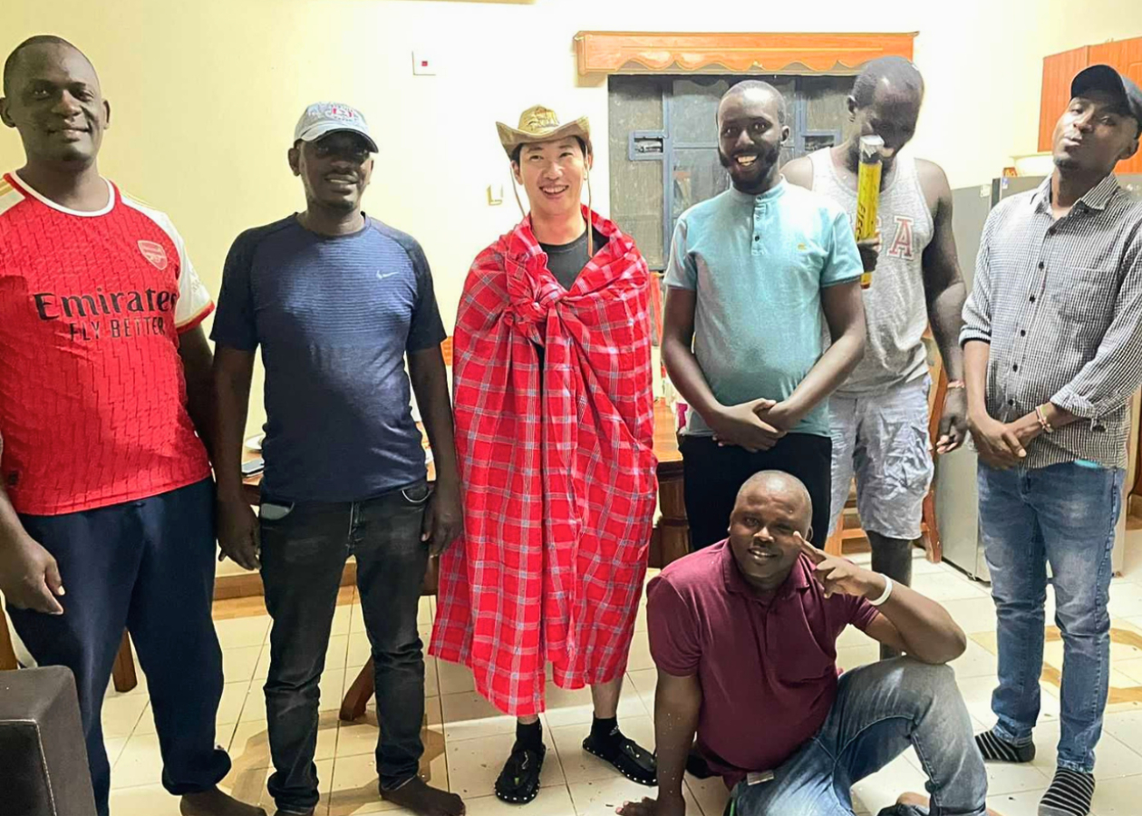 中央に民族衣装姿の三木