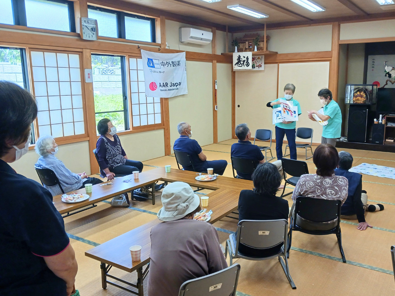 健康体操の説明を聞く参加者