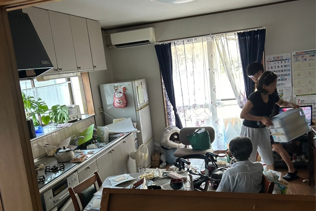 あらゆるものが床散乱したり棚が傾いたりしている