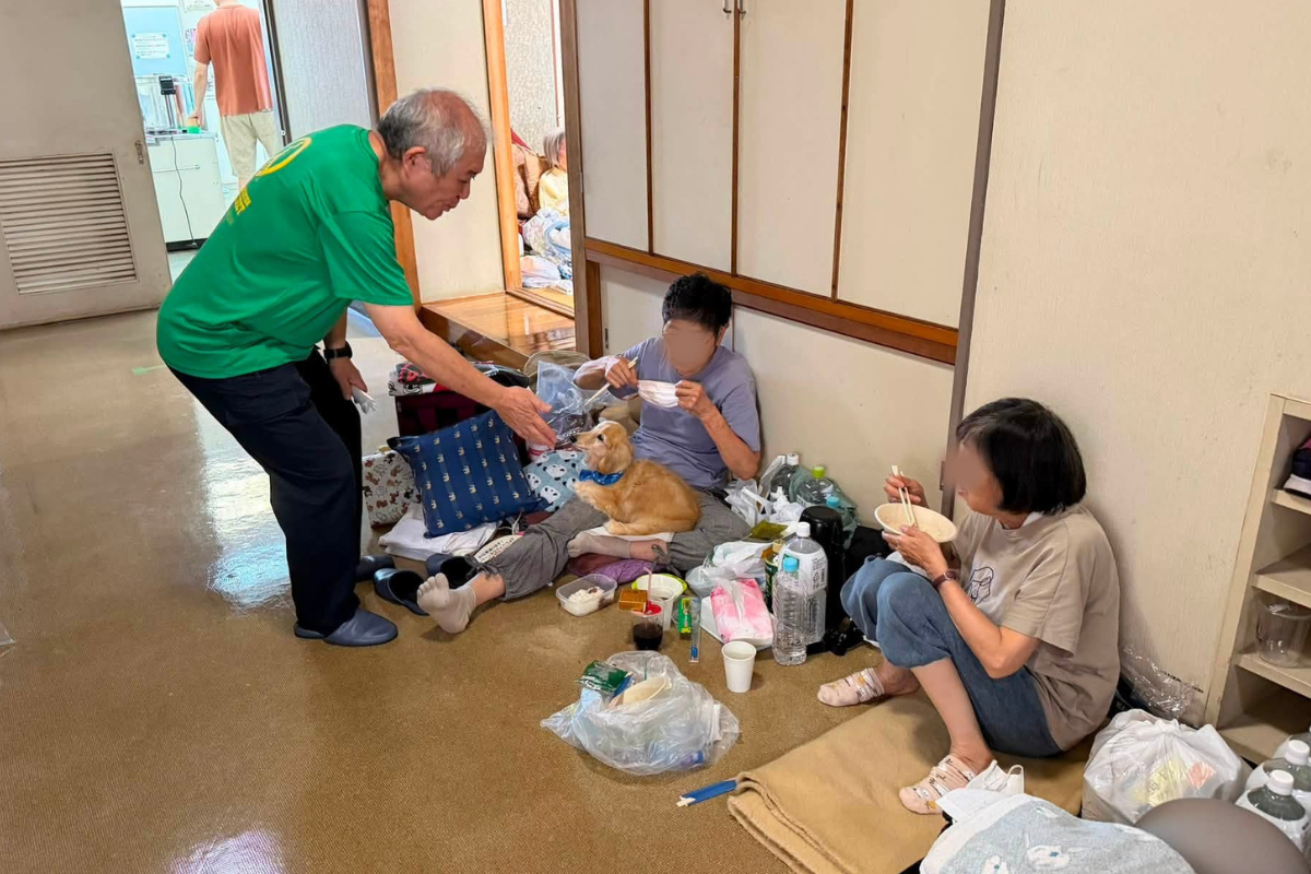 廊下で食事を召し上がる女性