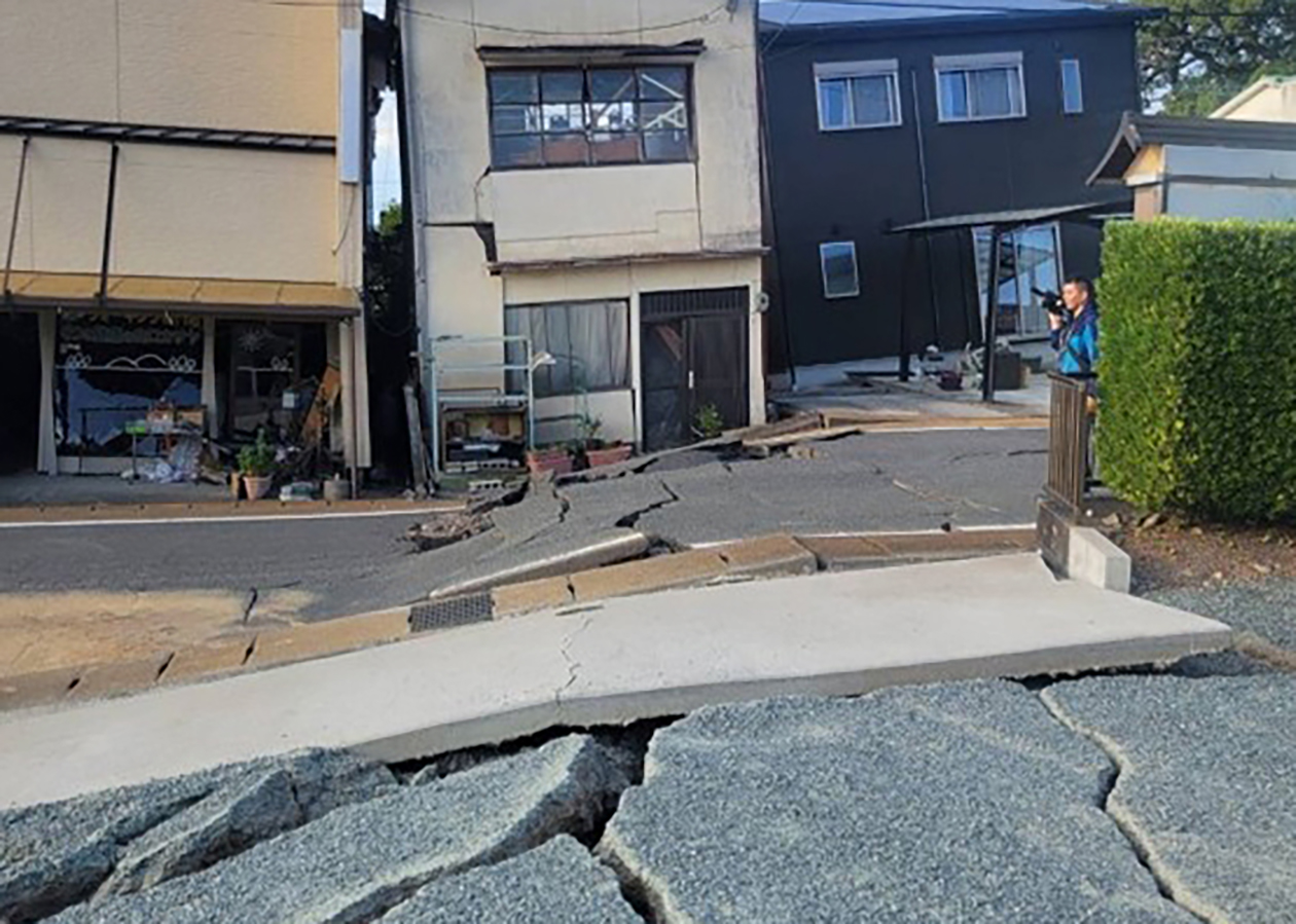道路が隆起してひび割れている