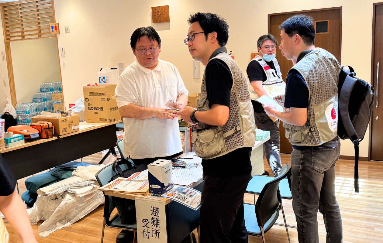 避難所の受付の近くには飲料水が入ったペットボトルなどが積んである