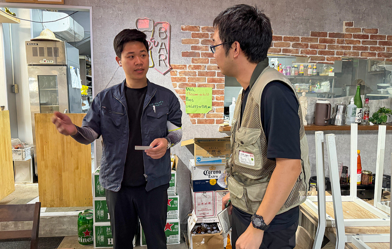 男性と話すAAR職員