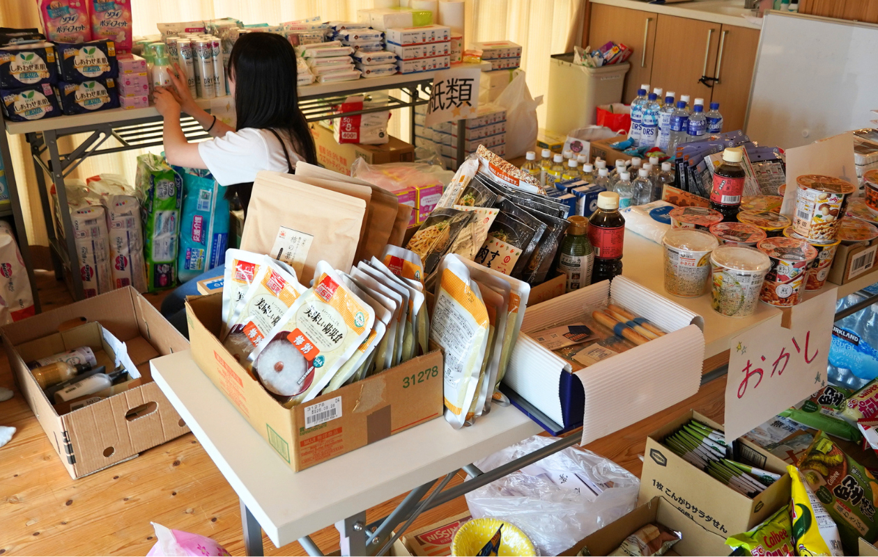 非常食やおかしなどが積んである