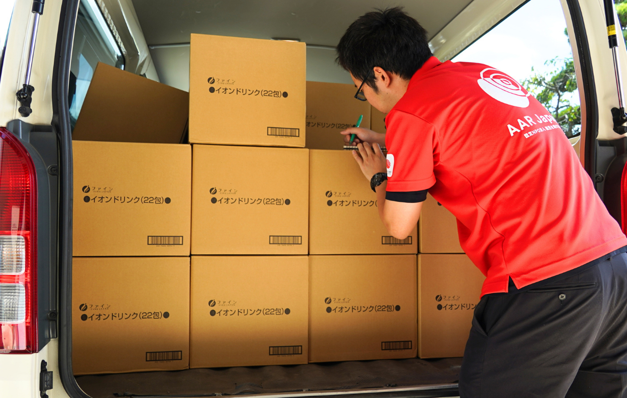 車の荷台には支援物資が入った段ボールが積んである