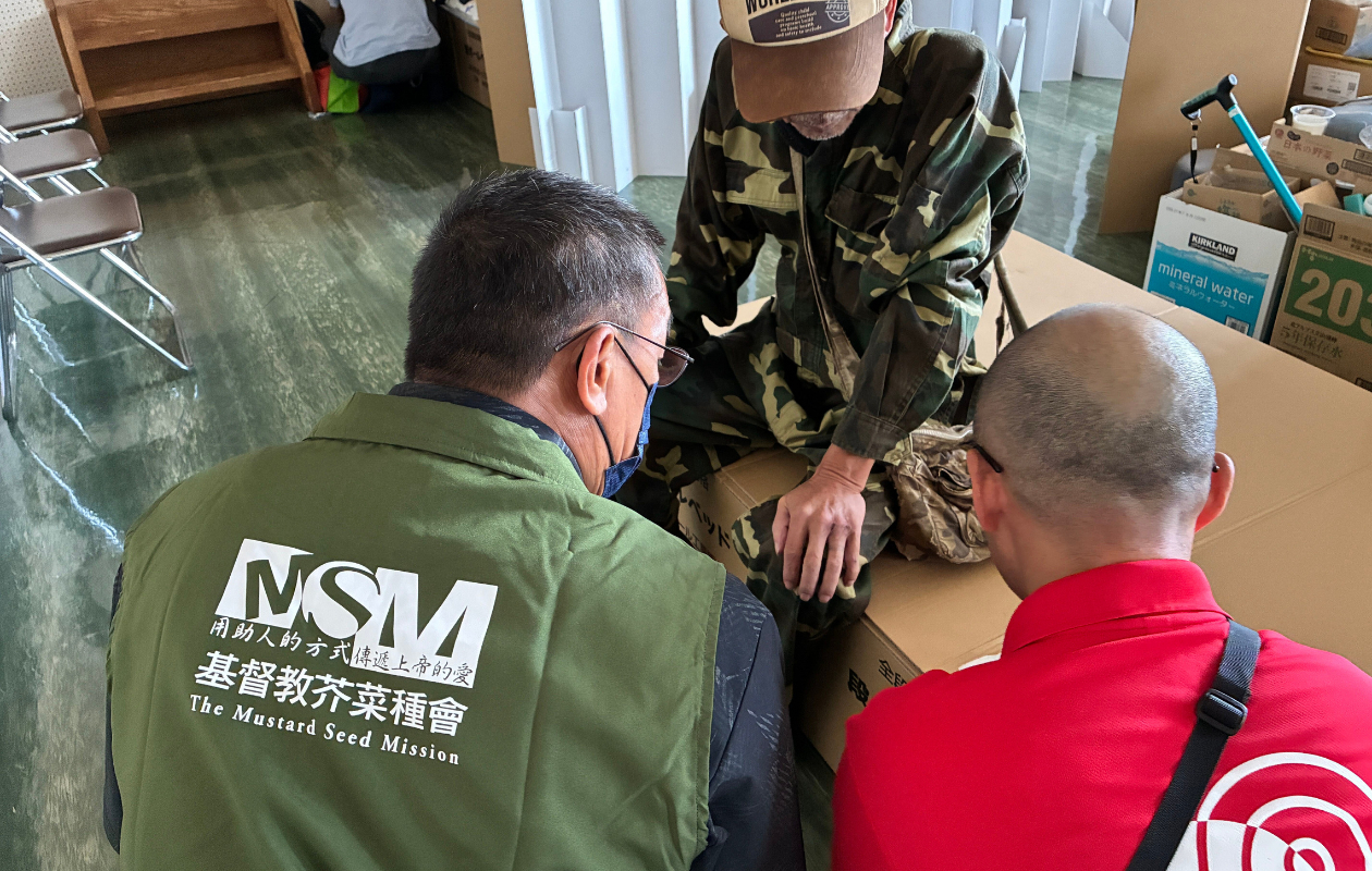 被災した男性から話を聞くMSMとAARの職員