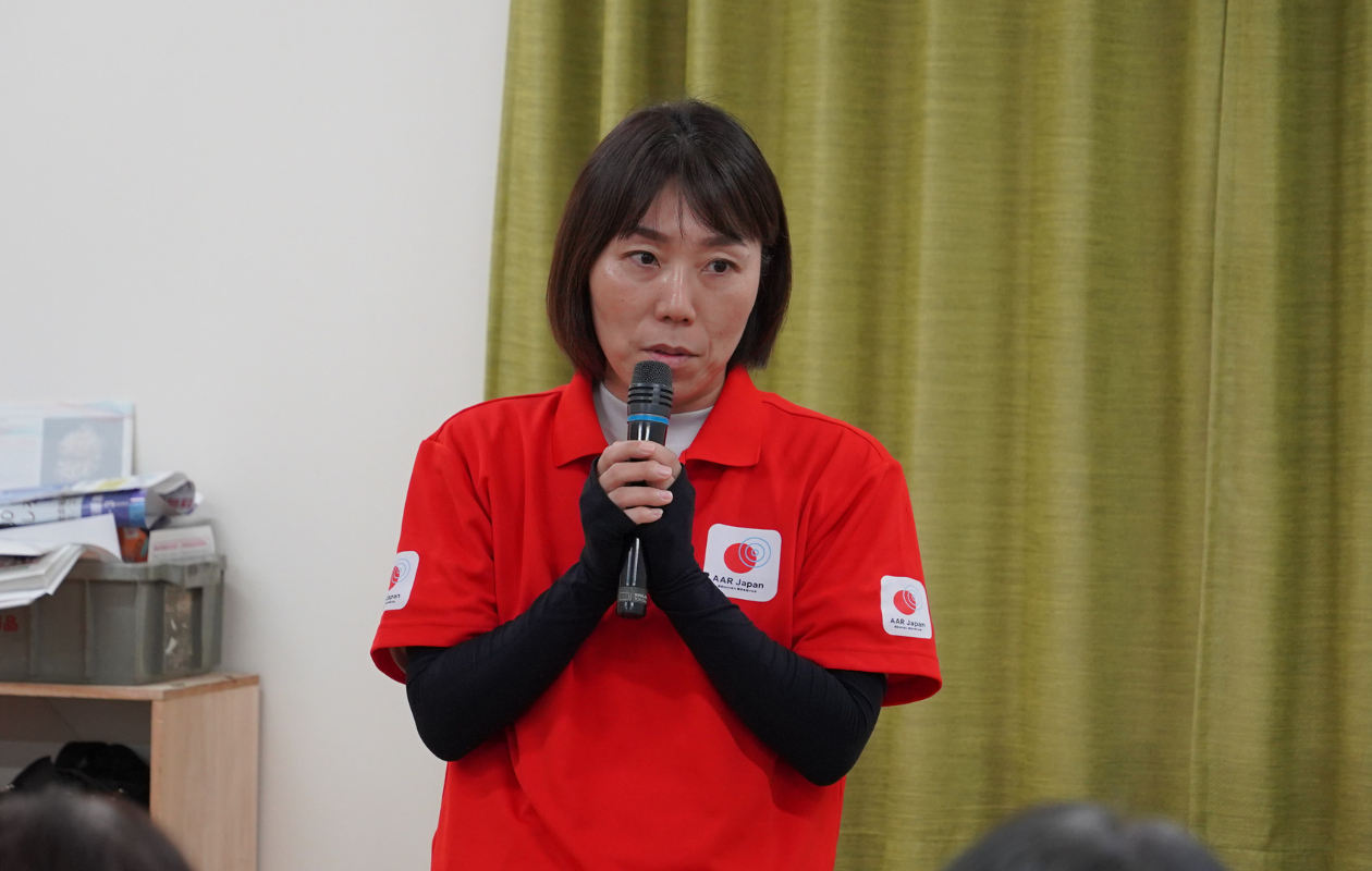 マイクを手にして話す古川