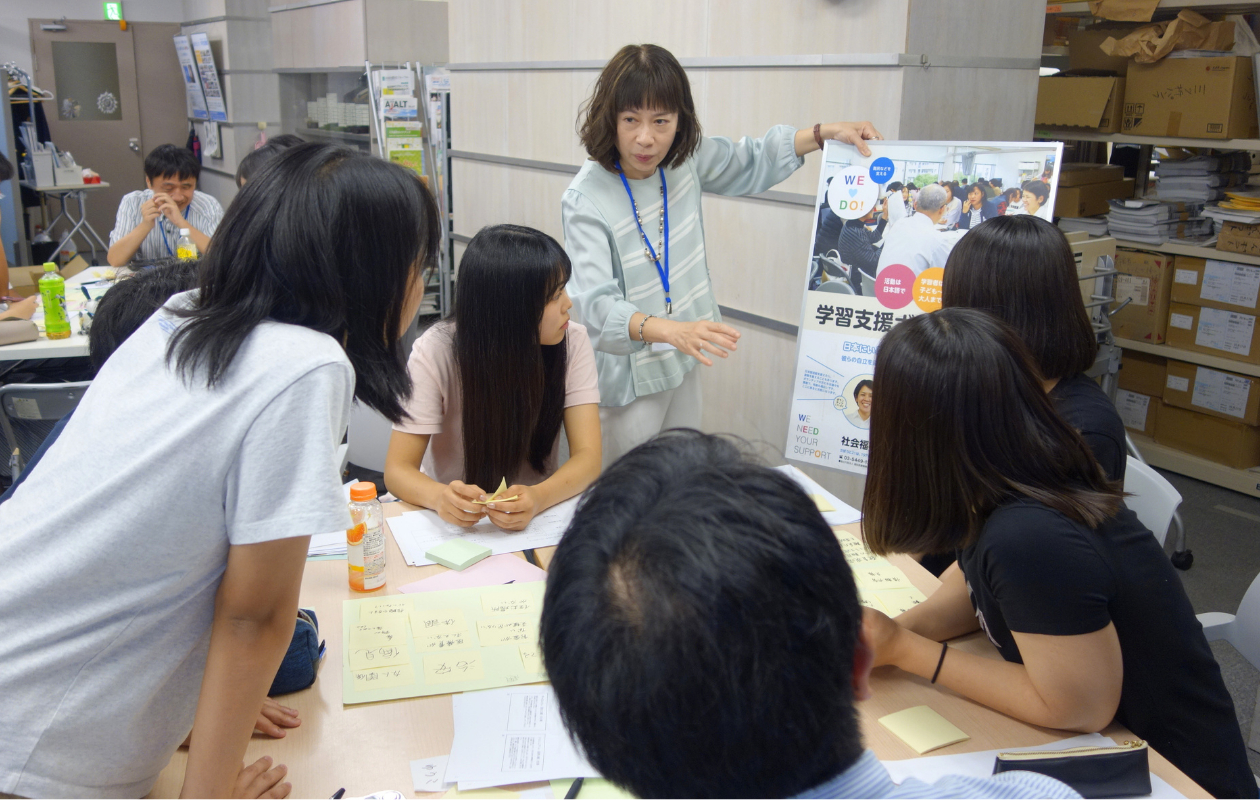 難民支援のポスターをみながら議論する参加者