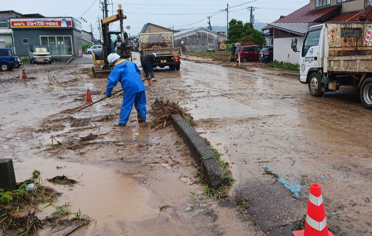 道路が一面泥に覆われている