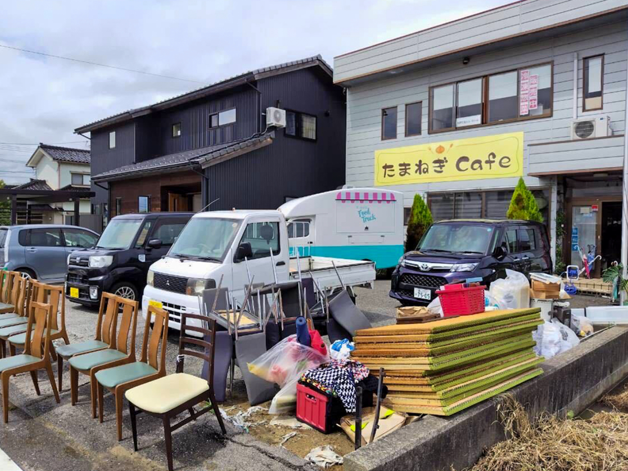 カフェの前に家具や機材が運び出されている