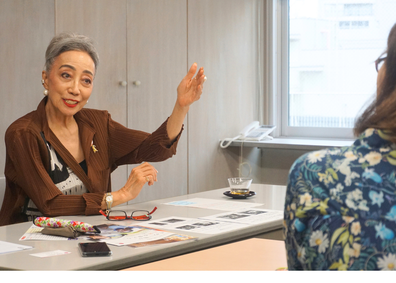 椅子に座り話す加藤タキ
