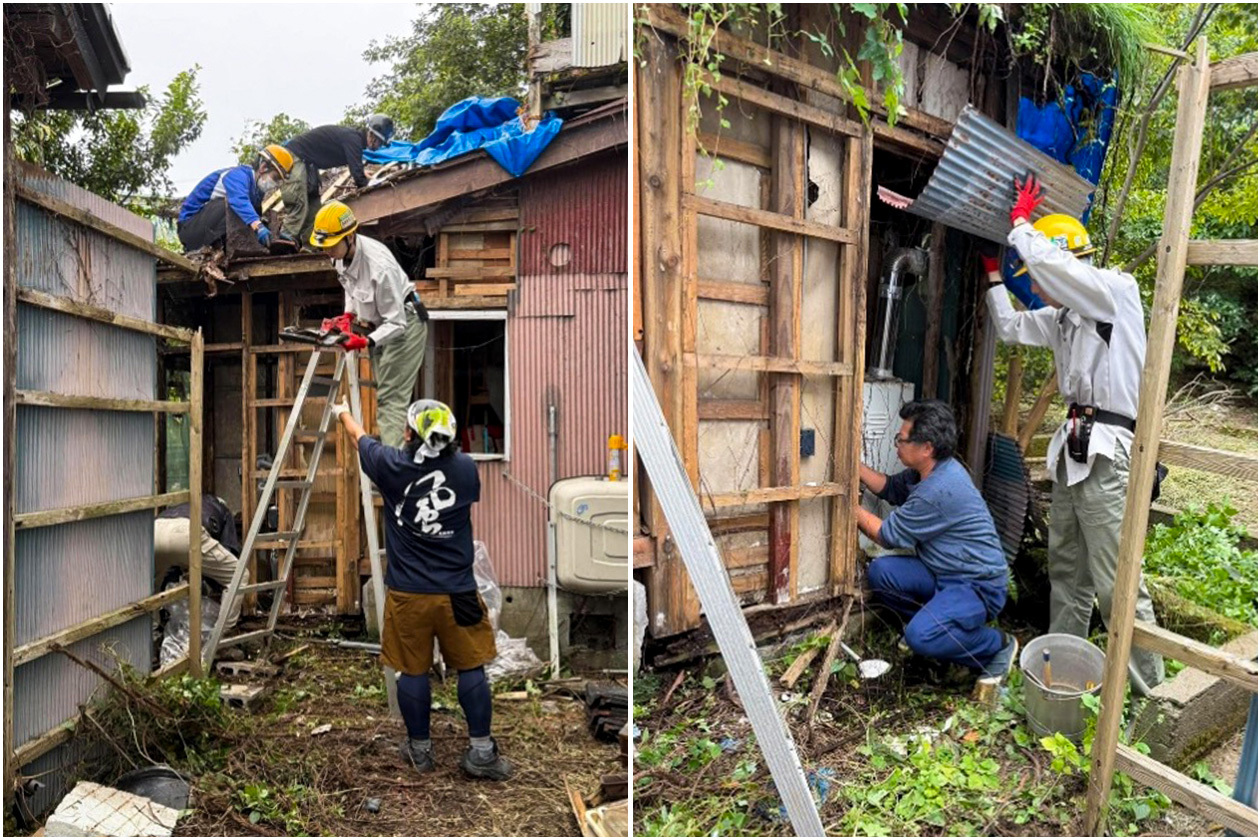 ヘルメットをかぶり屋根に上る人々